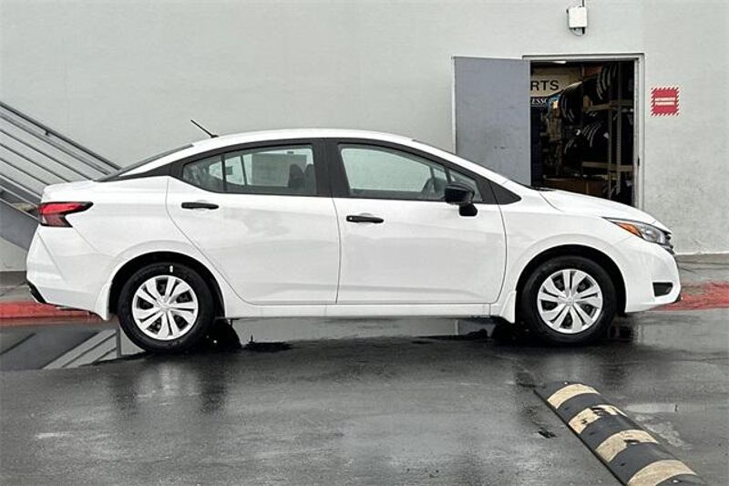 2025 Nissan Versa 1.6 SImage 2
