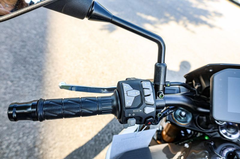 2025 Kawasaki Z900 SE ABS  METALLIC MATTE GRAPHITE GRAY AND EBONY AND METALLIC GRAPHITE GRAY Image 18