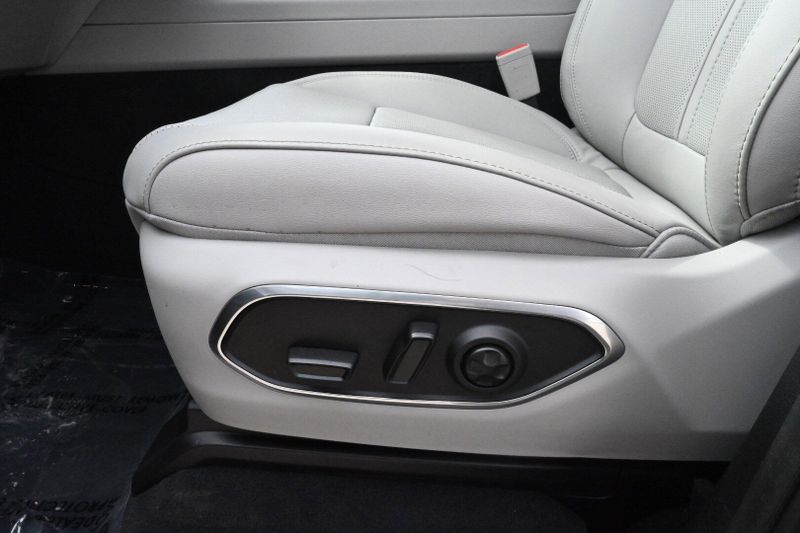 2025 Wagoneer L Image 21