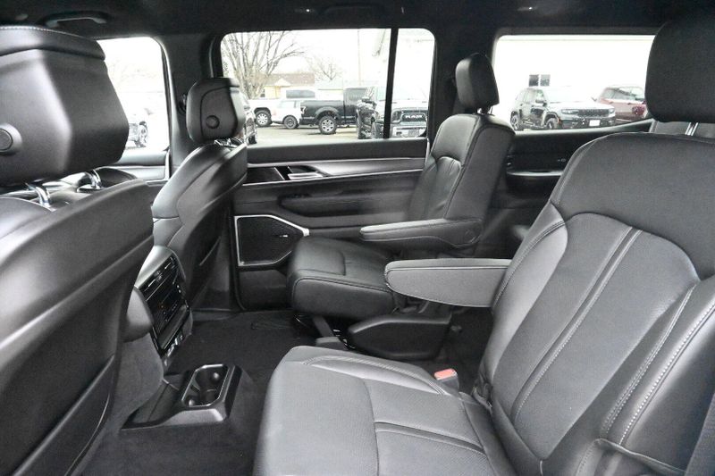 2025 Jeep Wagoneer Series II CarbideImage 13