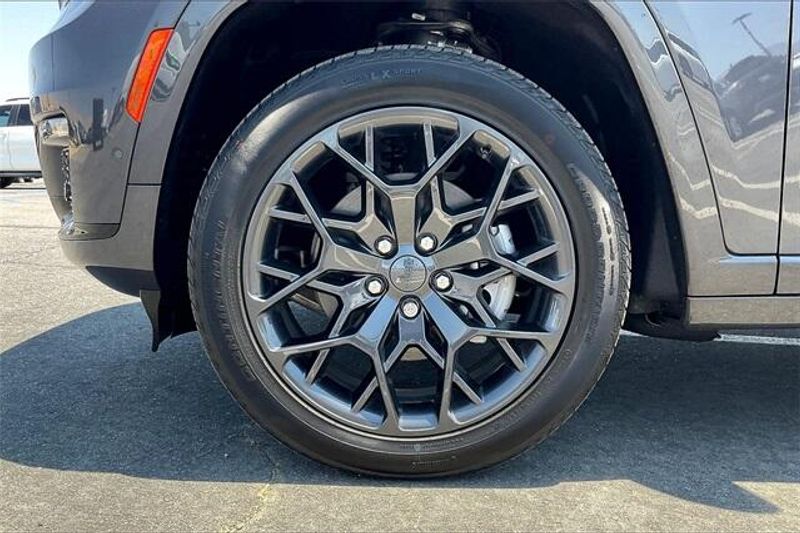 New 2025 Jeep Grand Cherokee L Summit 4x4Image 10