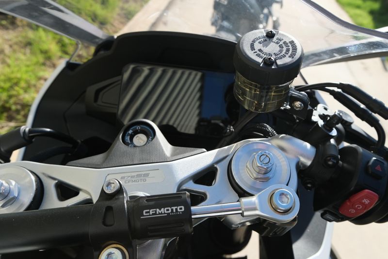 2025 CFMOTO 675 SS NEBULA WHITE Image 11
