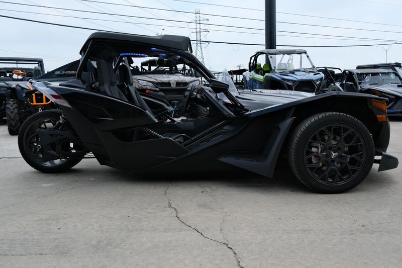 NEW 2025 POLARIS SLINGSHOT SL AUTODRIVE  in a JET BLACK exterior color. Family PowerSports (877) 886-1997 familypowersports.com 