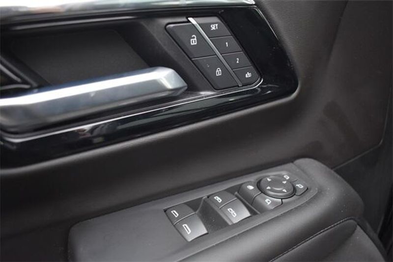 2025 Chevrolet Suburban Z71Image 25