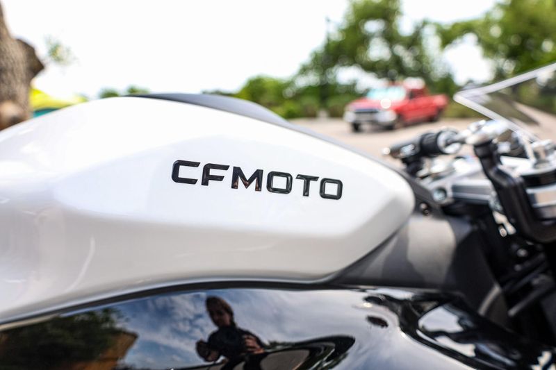 2025 CFMOTO 675SS  NEBULA WHITE Image 2