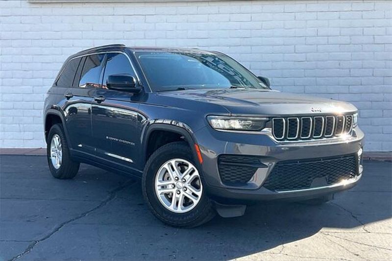 2023 Jeep Grand Cherokee LaredoImage 2