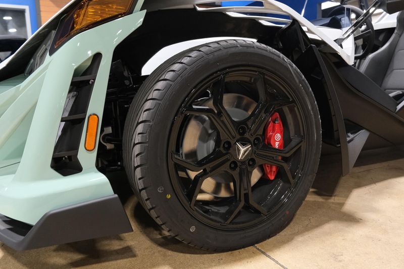 NEW 2026 POLARIS SLINGSHOT R AUTODRIVE Image 5