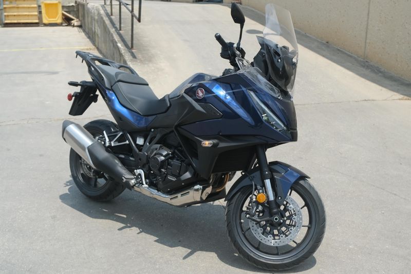 2025 Honda NT1100D PEARL HAWKEYE BLUE Image 1