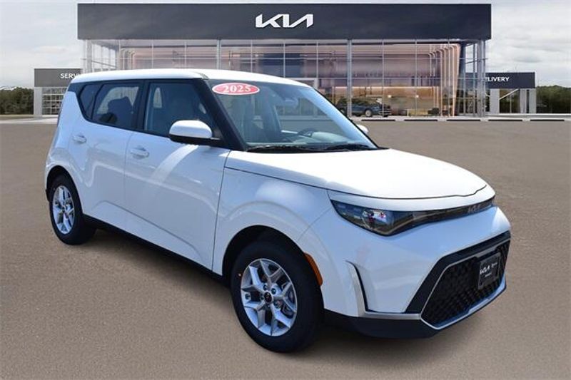 New 2025 Kia Soul LXImage 1