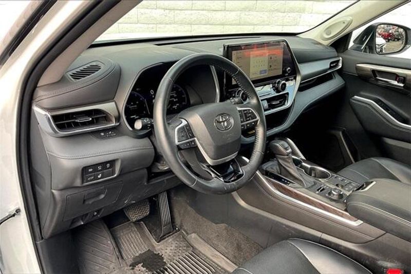 Used 2023 Toyota Highlander LimitedImage 6