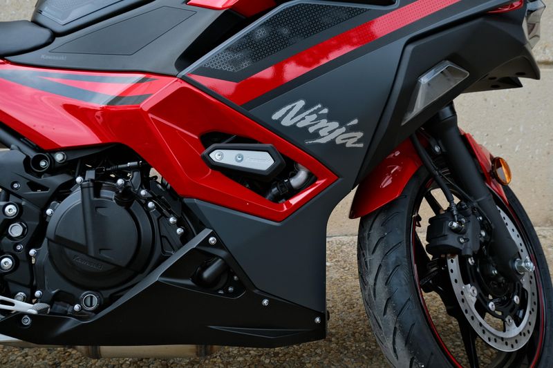 2025 Kawasaki NINJA 500 SE ABS PASSION RED AND METALLIC FLAT SPARK BLACK AND METALLIC MATTE DARK GRAY Image 6