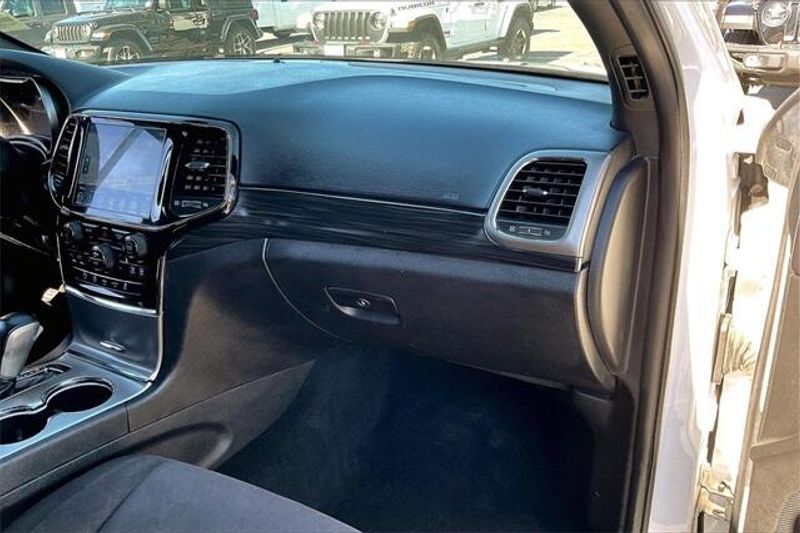 Used 2019 Jeep Grand Cherokee Laredo EImage 16