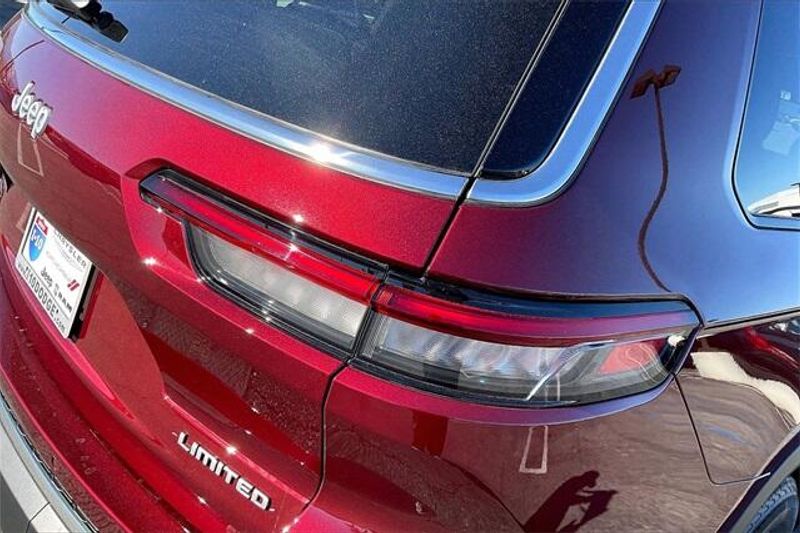 New 2025 Jeep Grand Cherokee L Limited 4x4Image 12