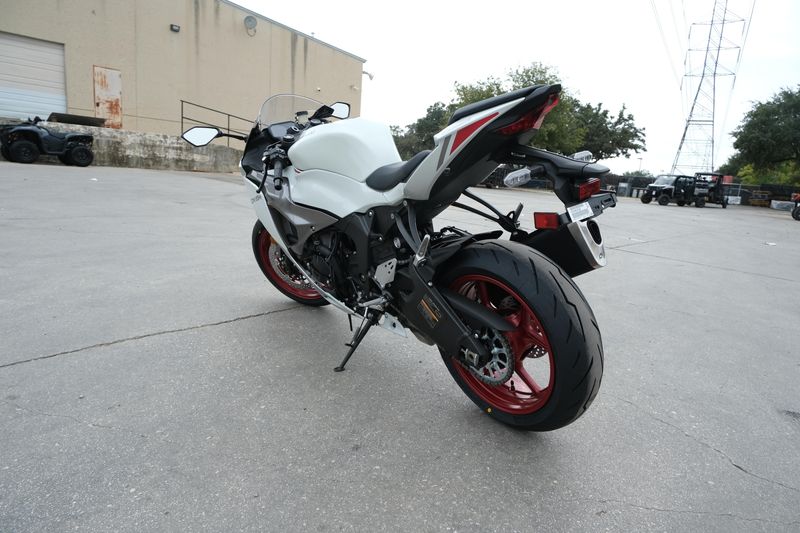 2025 Kawasaki NINJA ZX6R PEARL BLIZZARD WHITEImage 11