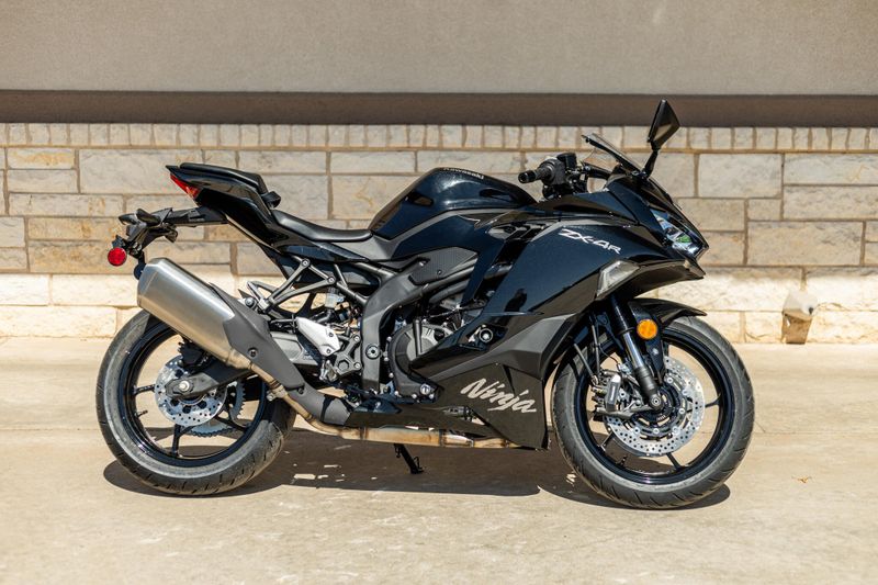 New 2025 Kawasaki NINJA ZX4R ABS METALLIC SPARK BLACK Image 2