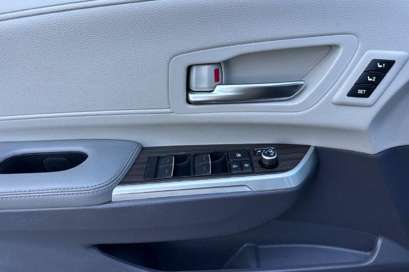 Used 2022 Toyota Sienna LimitedImage 10