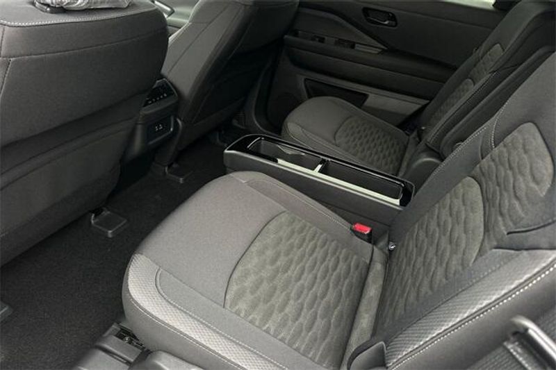 New 2025 Nissan Pathfinder SVImage 9