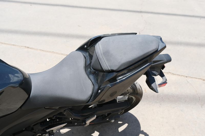 2023 Kawasaki NINJA 400 ABS METALLIC CARBON GRAY AND METALLIC MATTE CARBON GRAY Image 15