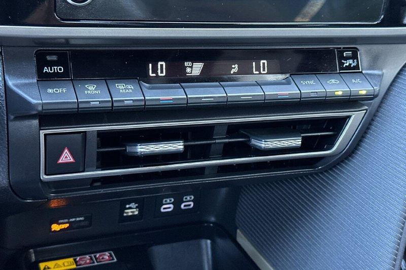 Used 2025 Toyota Camry SEImage 18