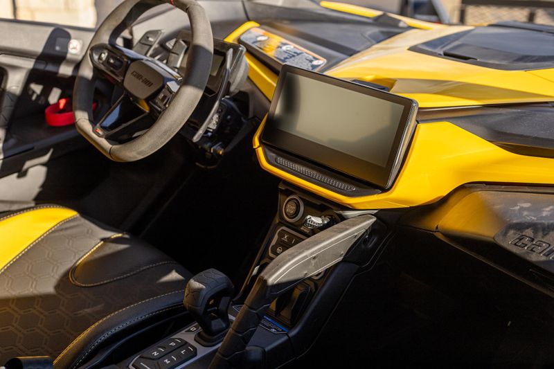 NEW 2025 CAN-AM MAVERICK R X RS WITH SMARTSHOX 999T DCT CARBON Image 17