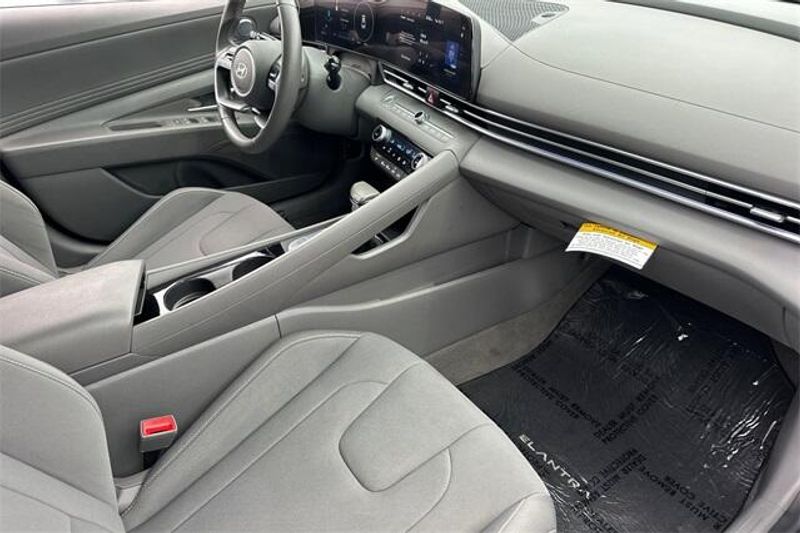 Used 2024 Hyundai Elantra SELImage 13
