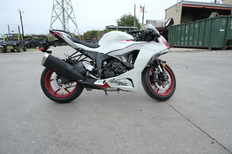 2025 Kawasaki NINJA ZX6R PEARL BLIZZARD WHITEImage 17