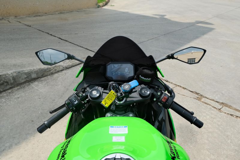 2025 Kawasaki NINJA ZX6R KRT EDITION LIME GREEN AND EBONY AND PEARL BLIZZARD WHITE Image 11