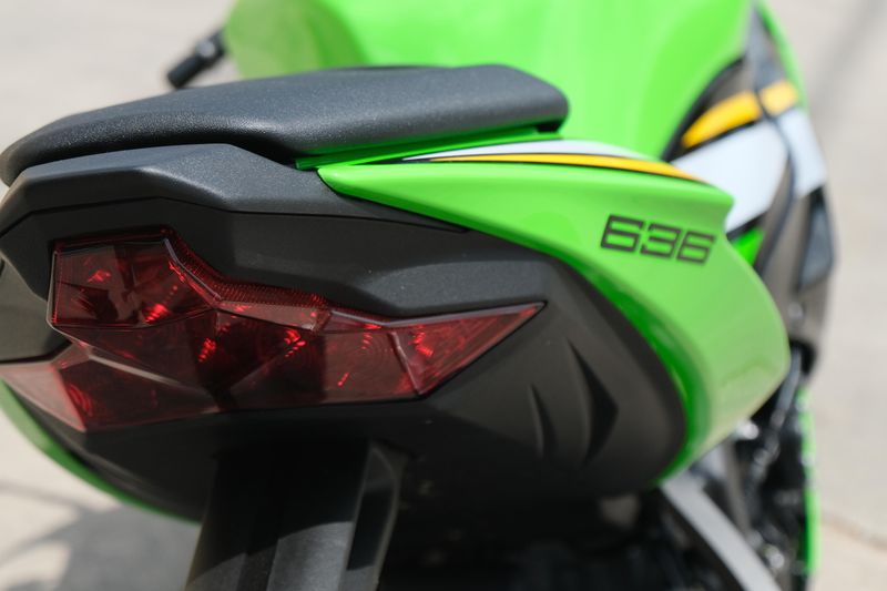 2025 Kawasaki NINJA ZX6R KRT EDITION LIME GREEN AND EBONY AND PEARL BLIZZARD WHITE Image 20