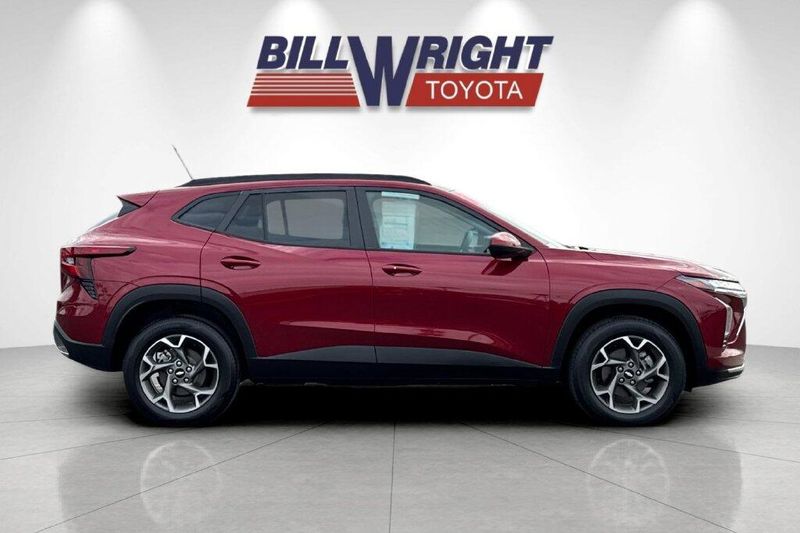 Used 2025 Chevrolet Trax LTImage 2
