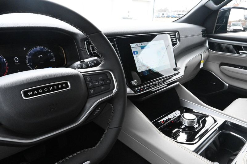 2025 Wagoneer L Image 31