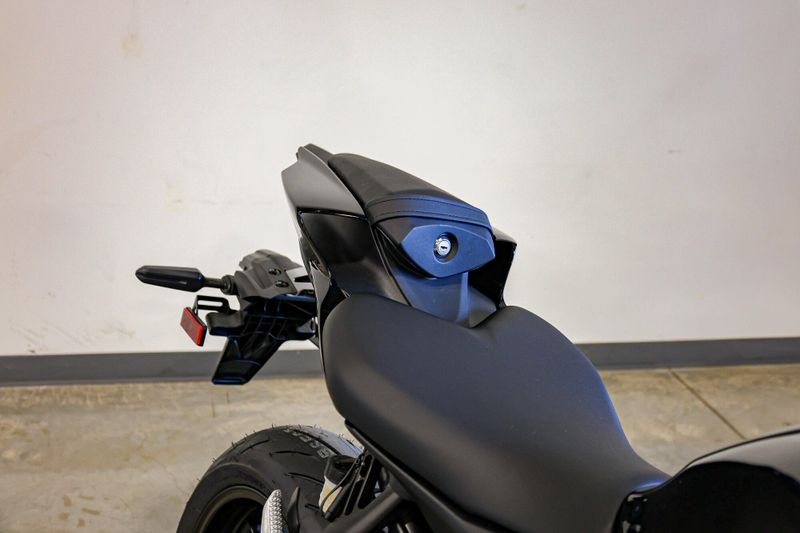 New 2025 Yamaha YZFR7 MATTE RAVEN BLACK Image 12
