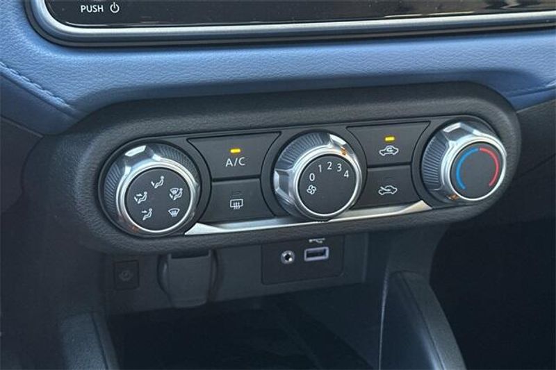 New 2025 Nissan Versa 1.6 SVImage 14