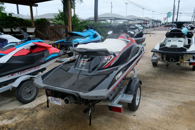 2016 Yamaha VX DELUXE BLACK AND RED Image 5