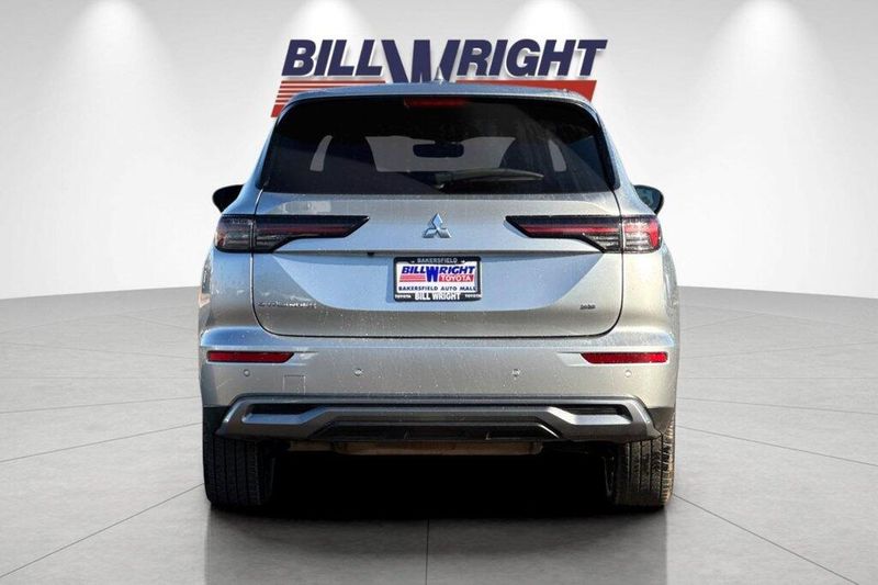 Used 2025 Mitsubishi Outlander SEImage 4