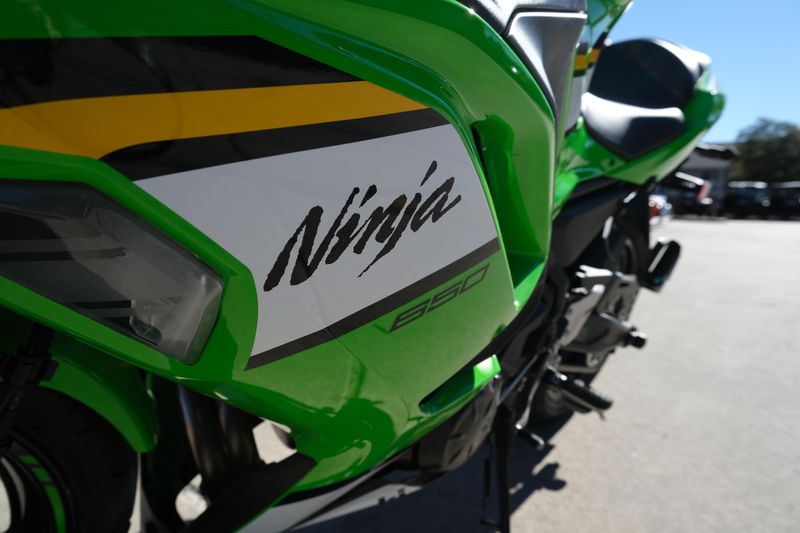 2025 Kawasaki NINJA 650 KRT EDITION ABS LIME GREEN AND EBONY AND PEARL BLIZZARD WHITEImage 26