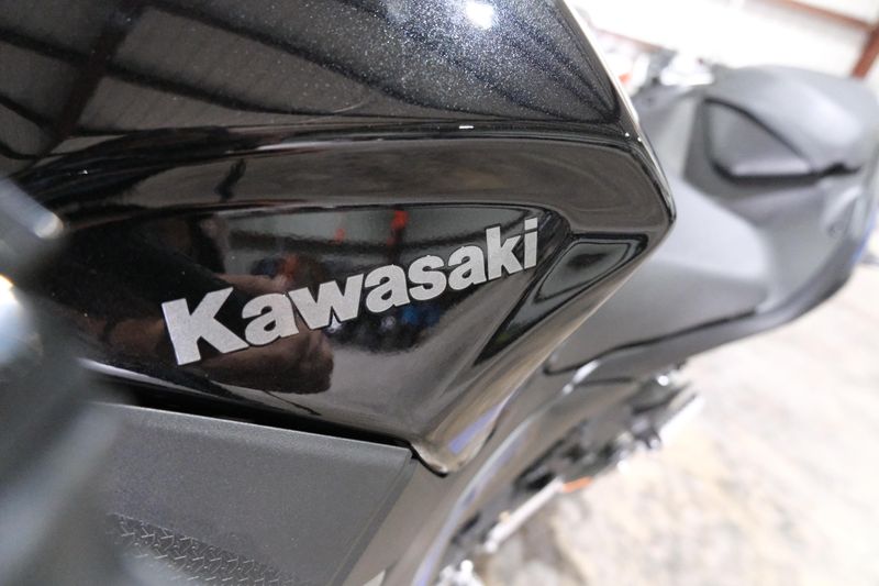 2025 Kawasaki NINJA 500 ABS METALLIC FLAT SPARK BLACK AND METALLIC SPARK BLACK AND METALLIC MOONDUST GRAYImage 6