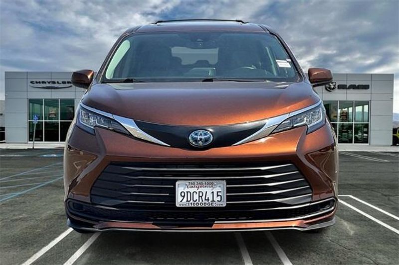 Used 2022 Toyota Sienna LE HybridImage 2