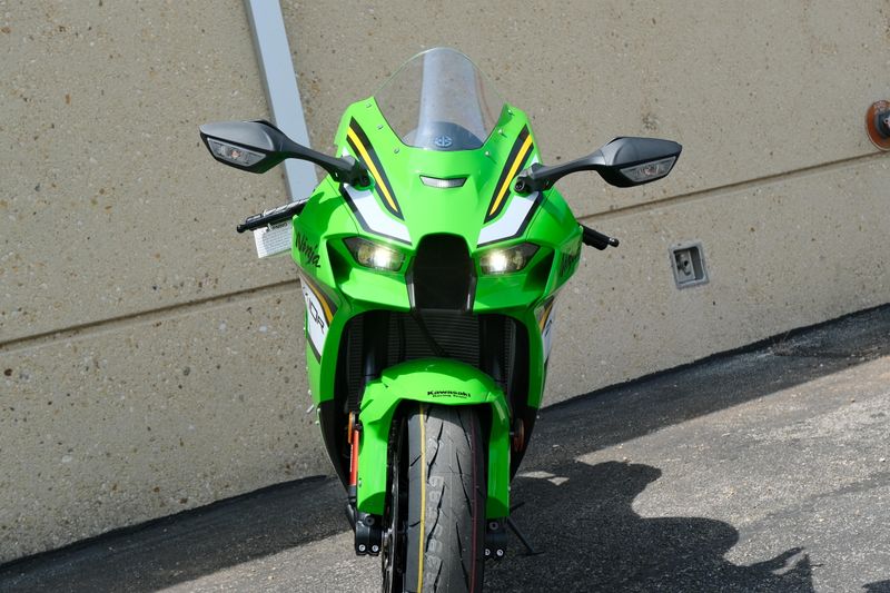 2025 Kawasaki NINJA ZX10R KRT EDITION LIME GREEN AND EBONY AND PEARL BLIZZARD WHITE Image 10