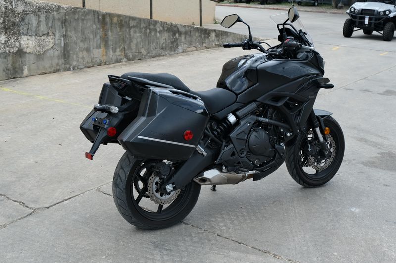 2023 Kawasaki VERSYS 650 LT METALLIC SPARK BLACK AND METALLIC FLAT SPARK BLACK Image 4