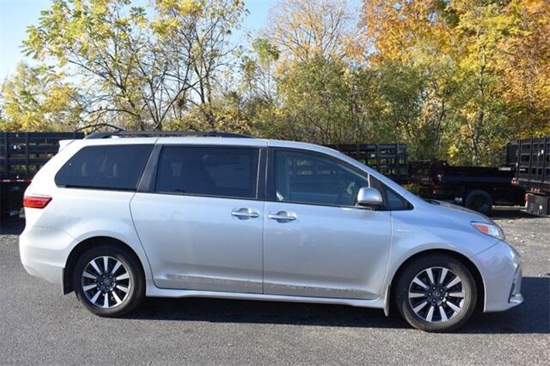 2019 Toyota Sienna XLEImage 2