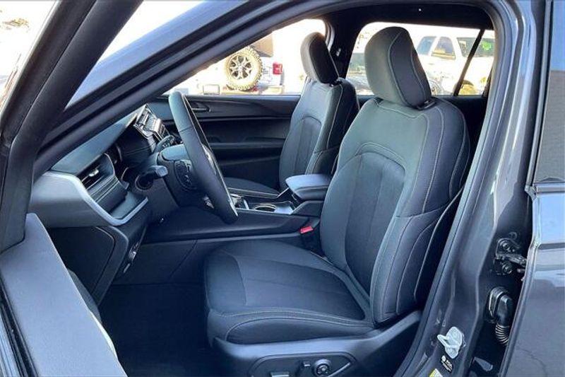 New 2025 Jeep Grand Cherokee L Laredo 4x4Image 8