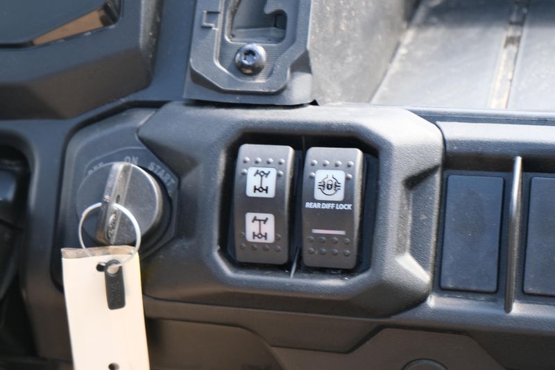 2025 Can-Am DEFENDER DPS HD7 COMPASS GREEN Image 14