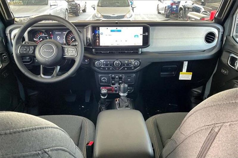2025 Jeep Gladiator Willys photo 4