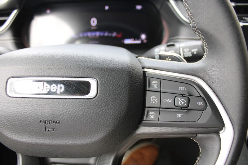 2023 Jeep Grand Cherokee Laredo photo 14