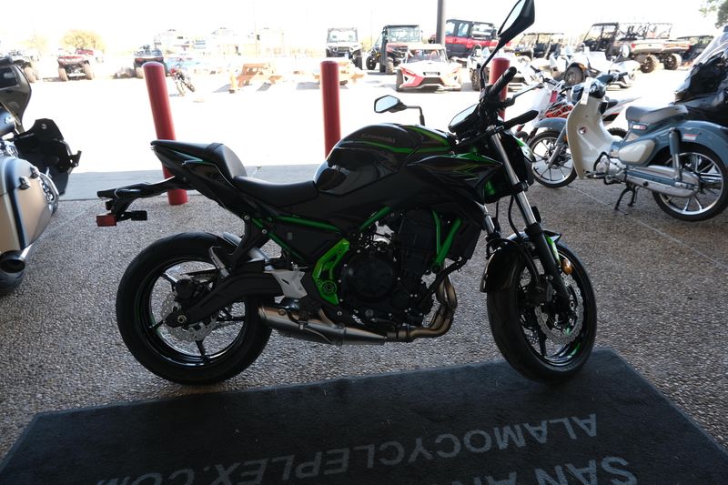 2025 Kawasaki Z650 ABS METALLIC SPARK BLACK AND GREENImage 6