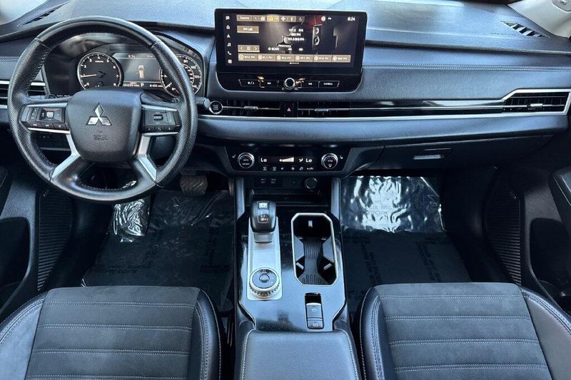 Used 2025 Mitsubishi Outlander SEImage 12