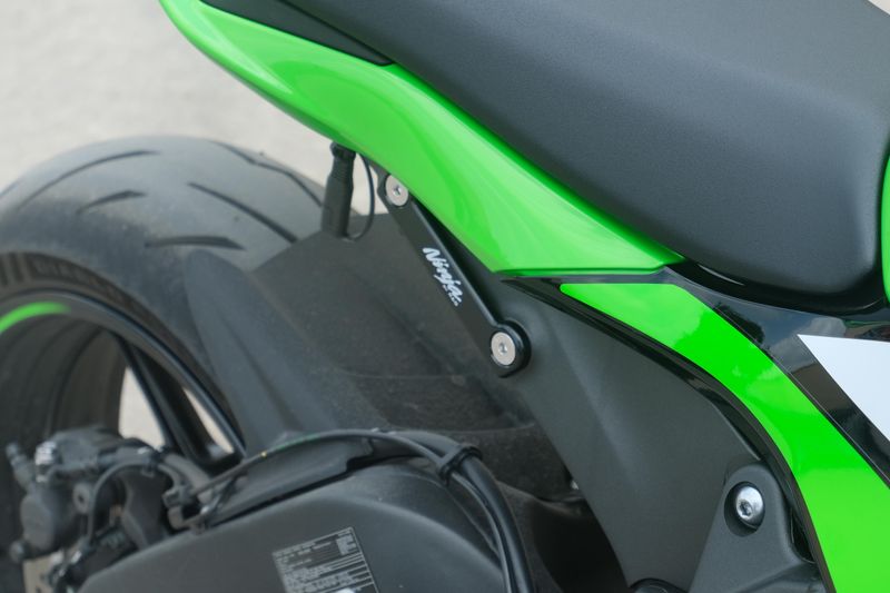 2025 Kawasaki NINJA ZX6R KRT EDITION LIME GREEN AND EBONY AND PEARL BLIZZARD WHITE Image 22