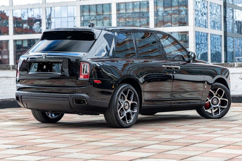 2024 Rolls-Royce Black Badge Cullinan Image 2