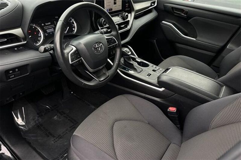Used 2024 Toyota Highlander LEImage 8