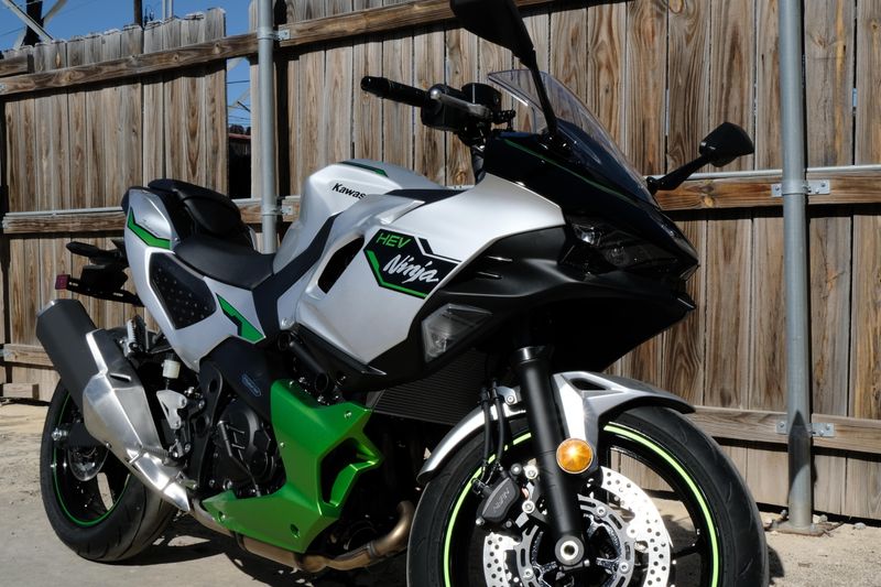 2024 Kawasaki NINJA 7 HYBRID ABS METALLIC BRIGHT SILVER AND METALLIC MATTE LIME GREEN AND EBONYImage 8